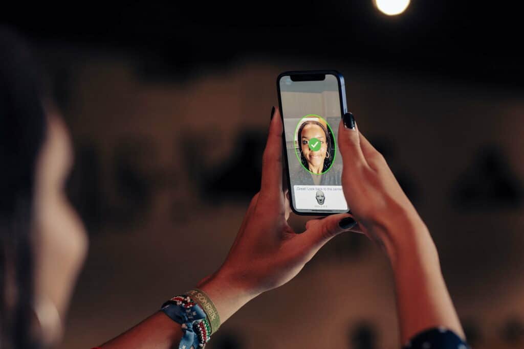 Veridas-face-authentication-native-onboarding-woman.jpg